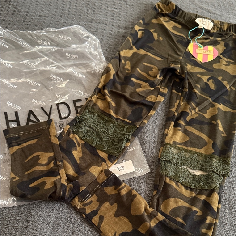 Hayden Camouflage Leggings with Green Lace size large NWT